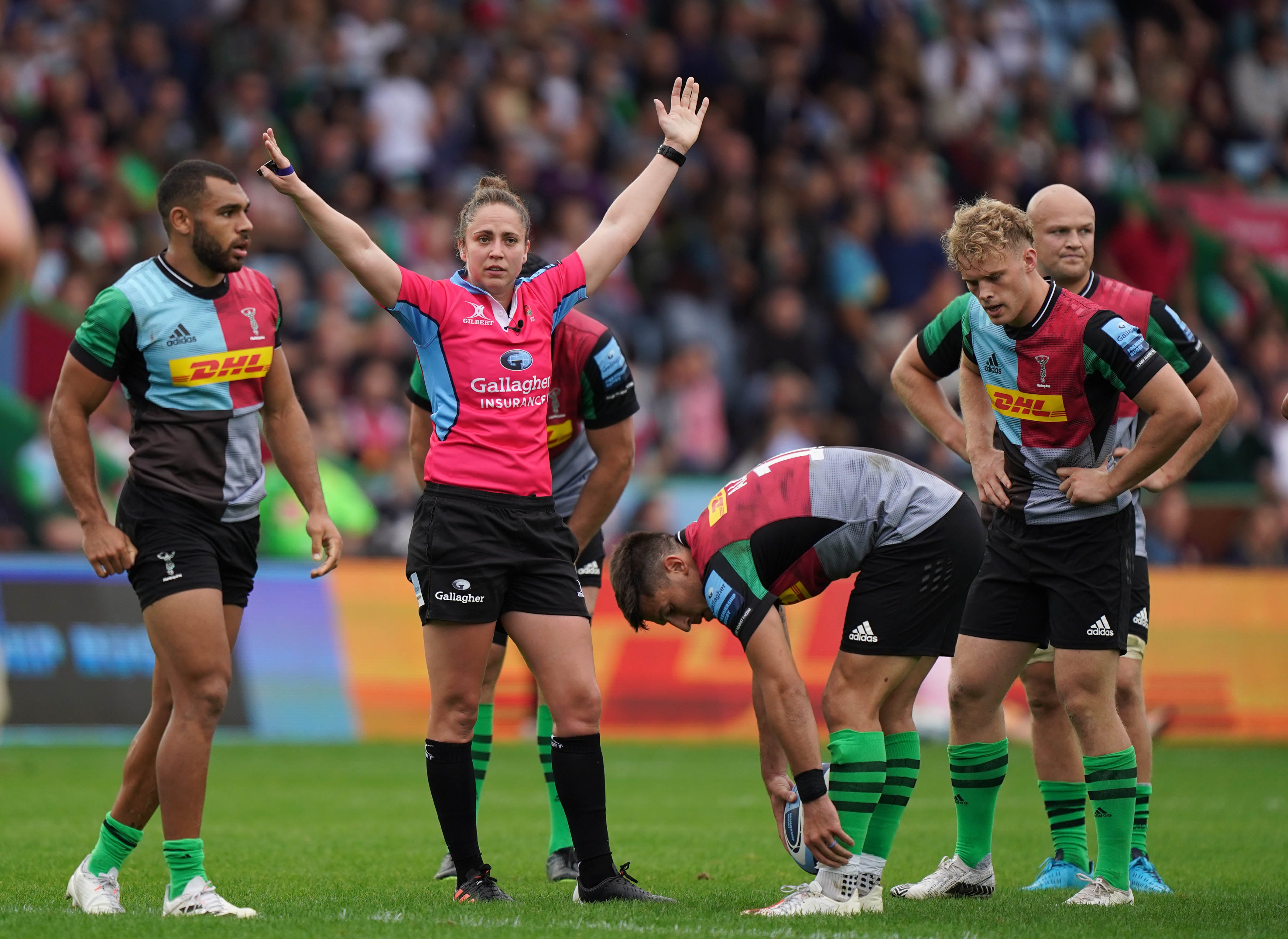 Sara Cox (centre) became the first woman to referee a Premiership rugby match when she took charge of Harlequins’ clash with Worcester (Kirsty O’Connor/PA)