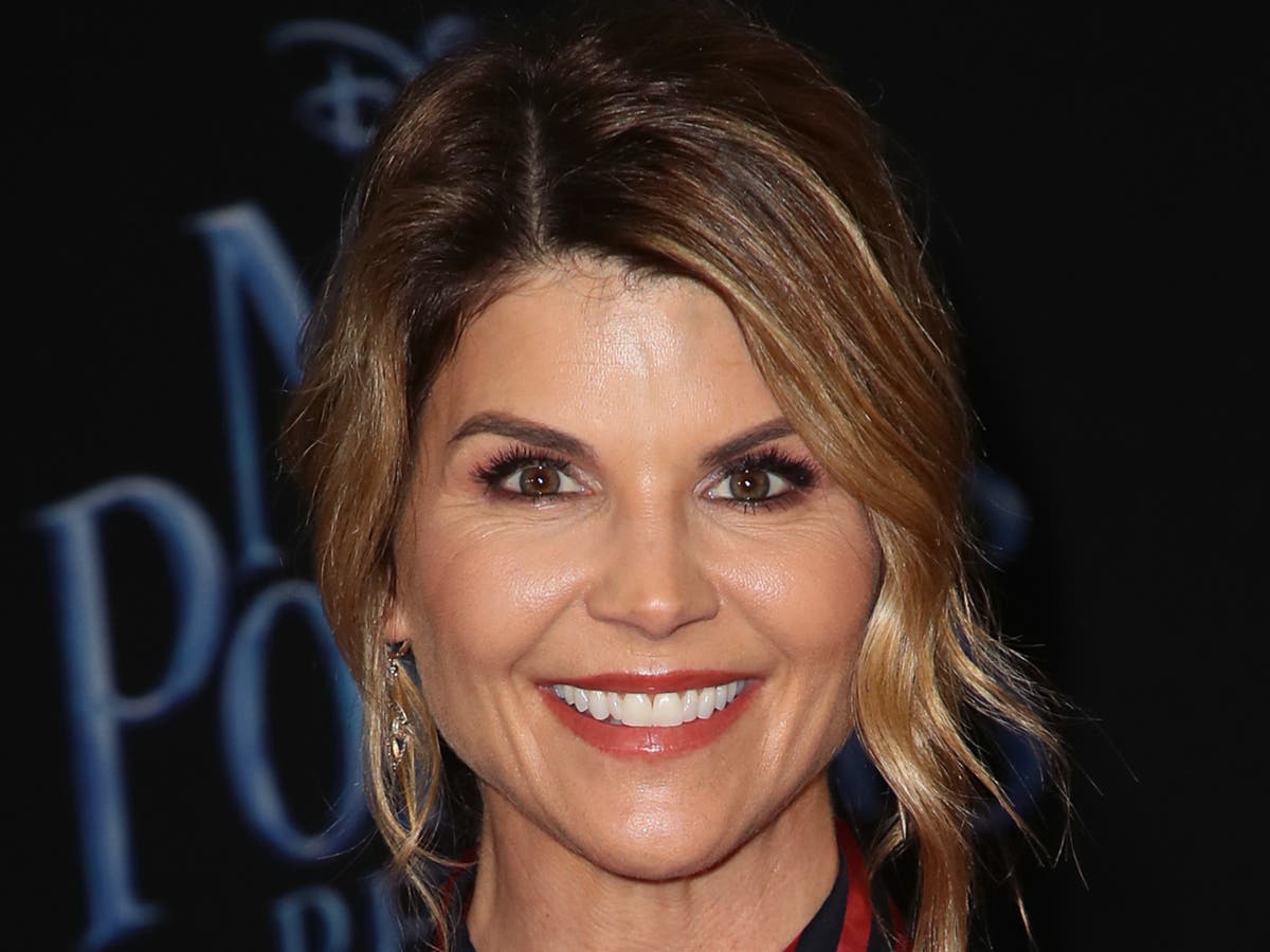 Lori Loughlin le pide al juez que la deje asistir a una boda en México