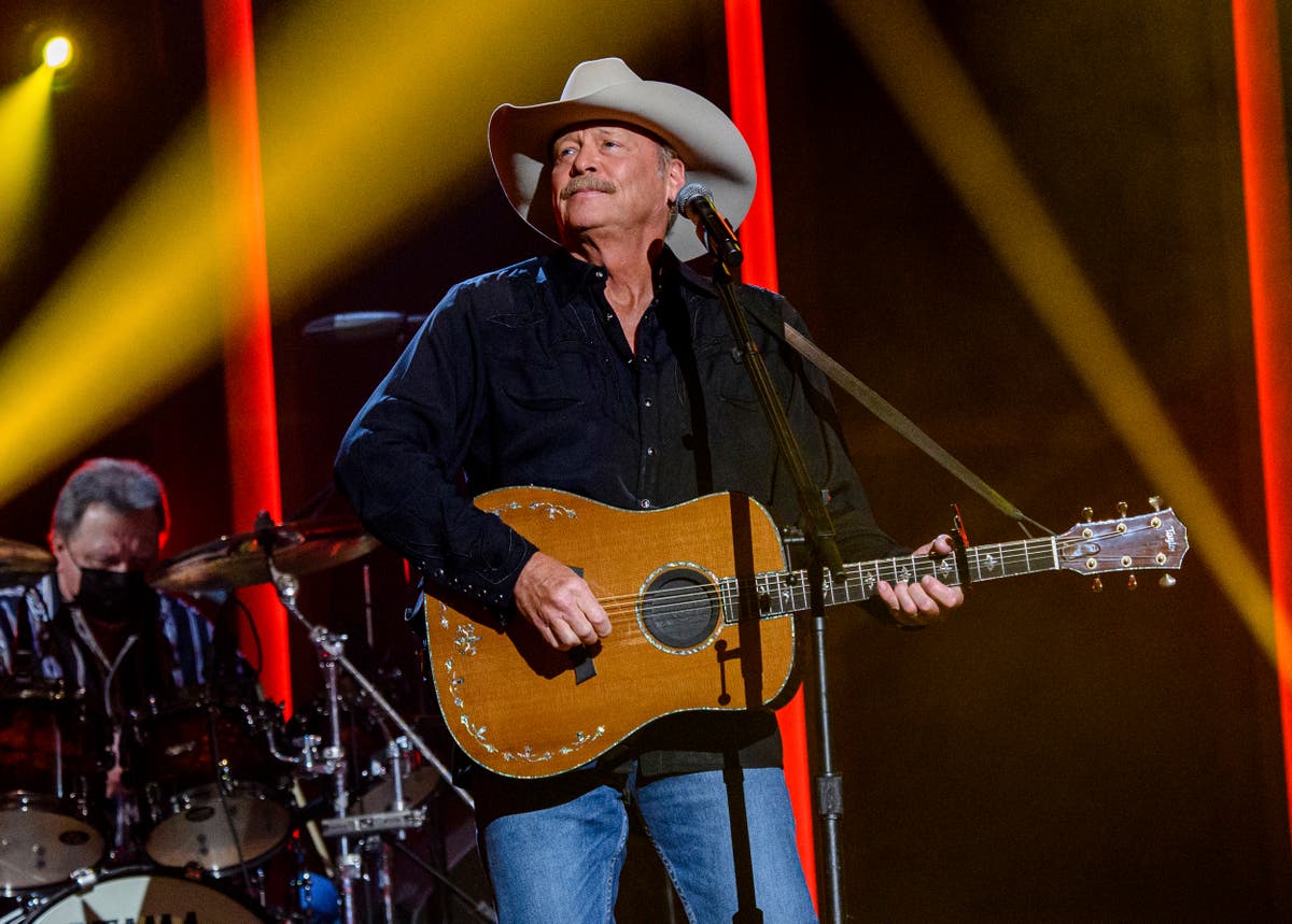 Alan Jackson reveals nerve condition affecting his balance