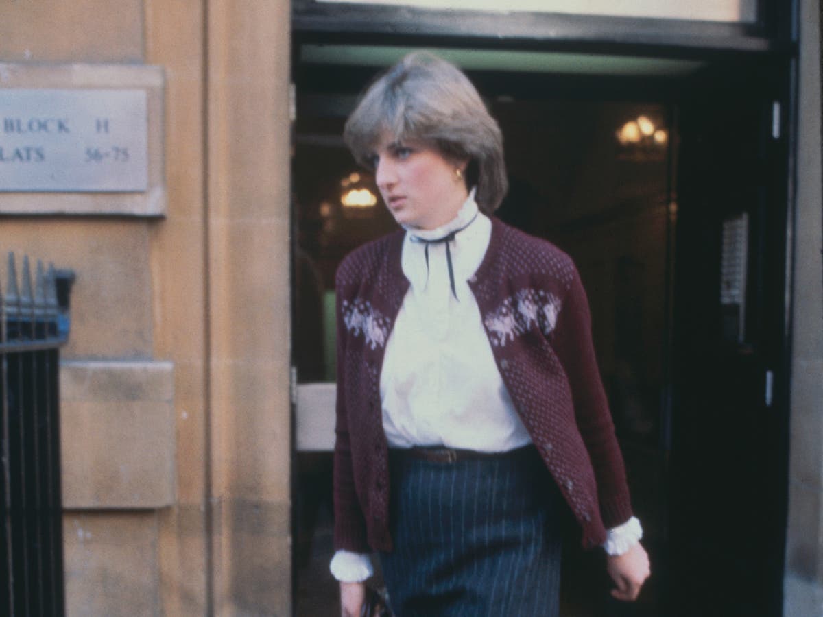 Princess Diana honoured with blue plaque outside her former London flat