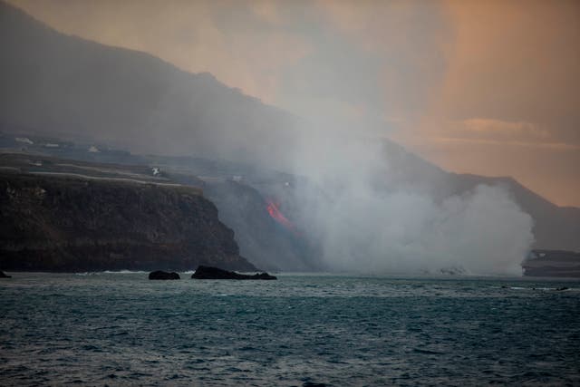 <p>Lava from Cumbre Vieja volcano on La Palma reaches sea</p>