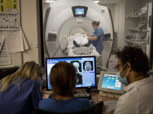 <p>Volunteers underwent MRI (magnetic resonance imaging) as they learned and recalled a series of short stories</p>