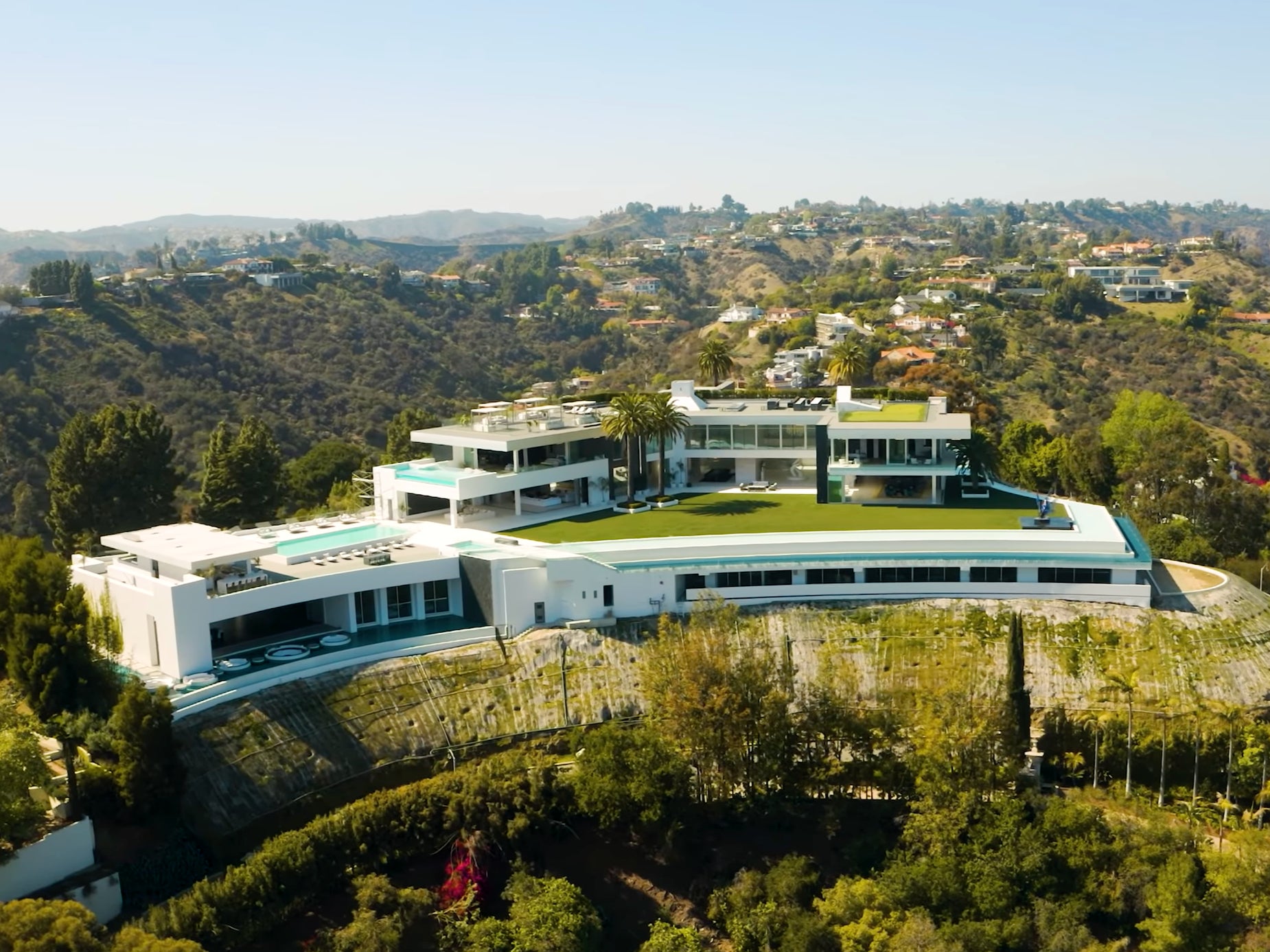 America’s most expensive mansion with 21 bedrooms and…