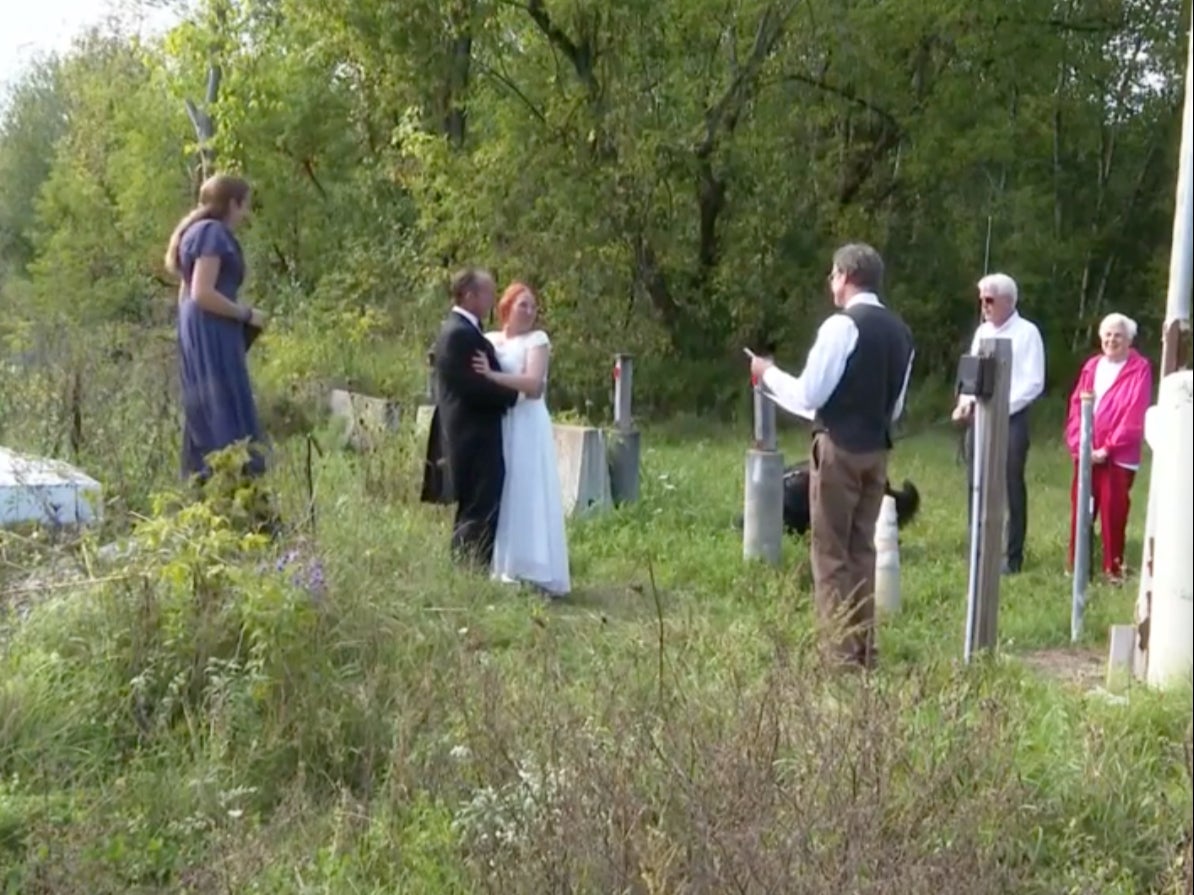 Couple marries on US-Canada border so bride’s family can watch