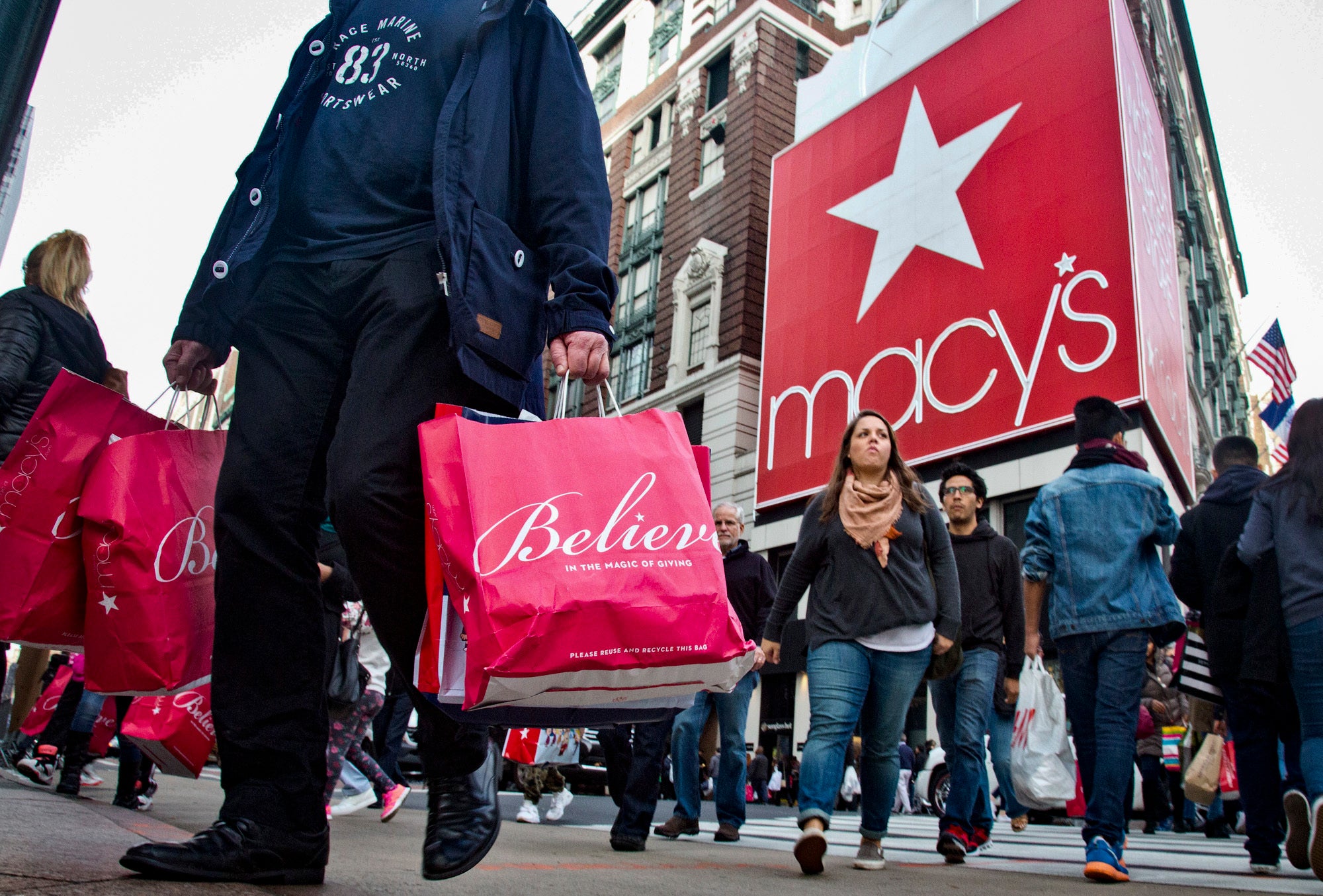 O demandante alegou que a Macy's encobriu a suposta agressão para proteger um grande acordo com a marca de roupas do music mogel