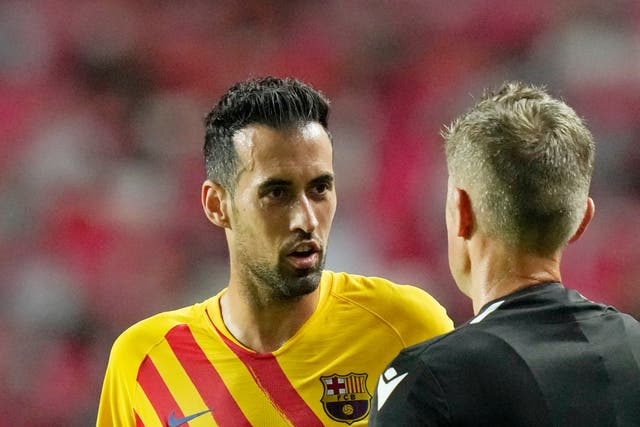 <p>Sergio Busquets speaks with the referee</p>