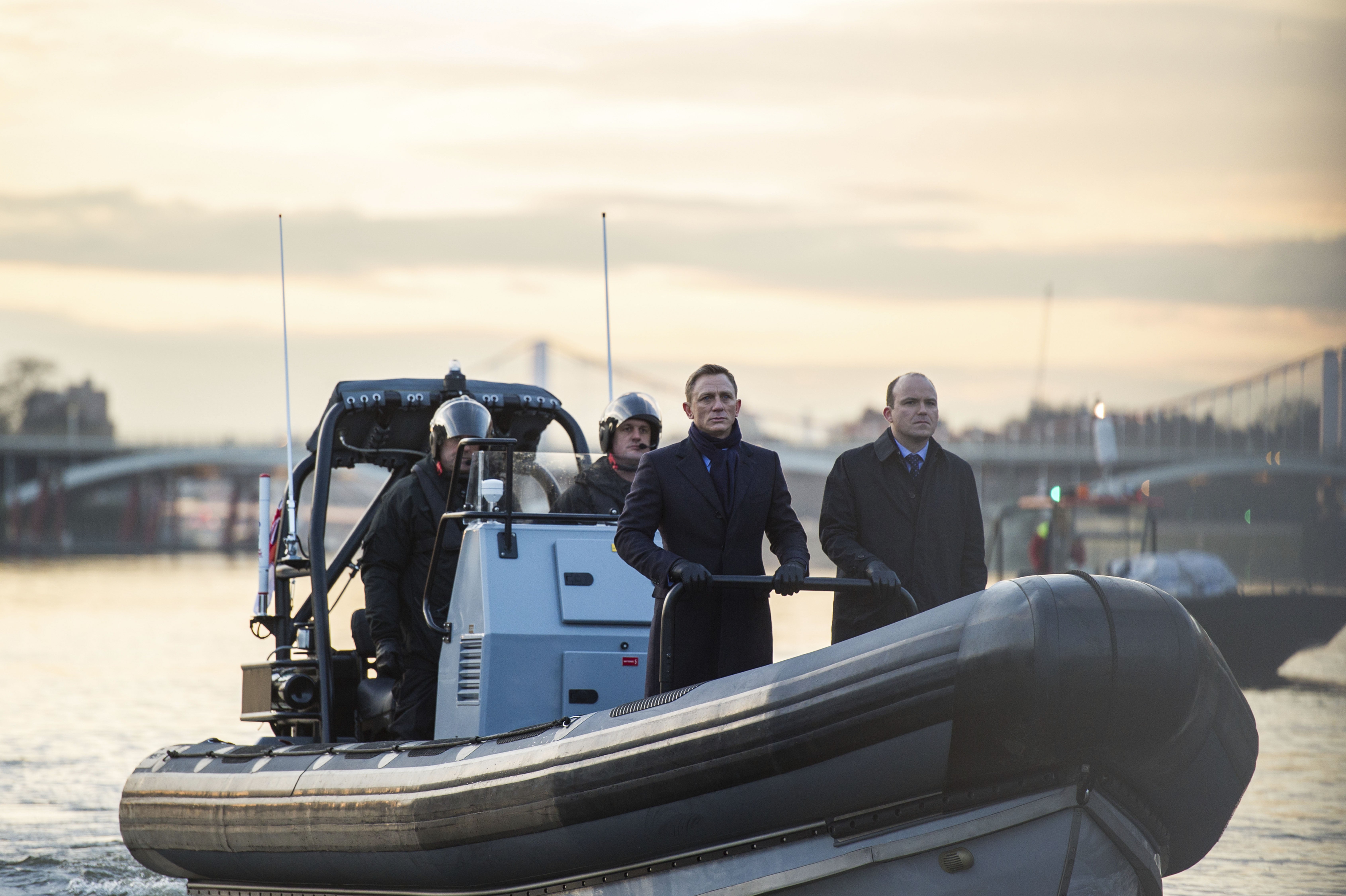Daniel Craig and Kinnear cruising down the Thames in ‘Spectre’