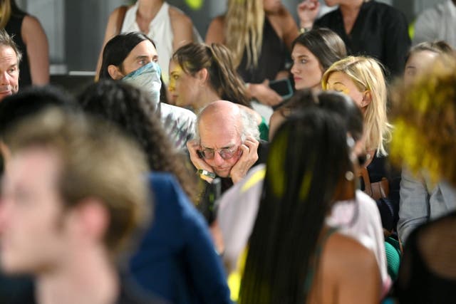 Se podía ver al comediante tapándose los oídos mientras asistía al desfile de STAUD