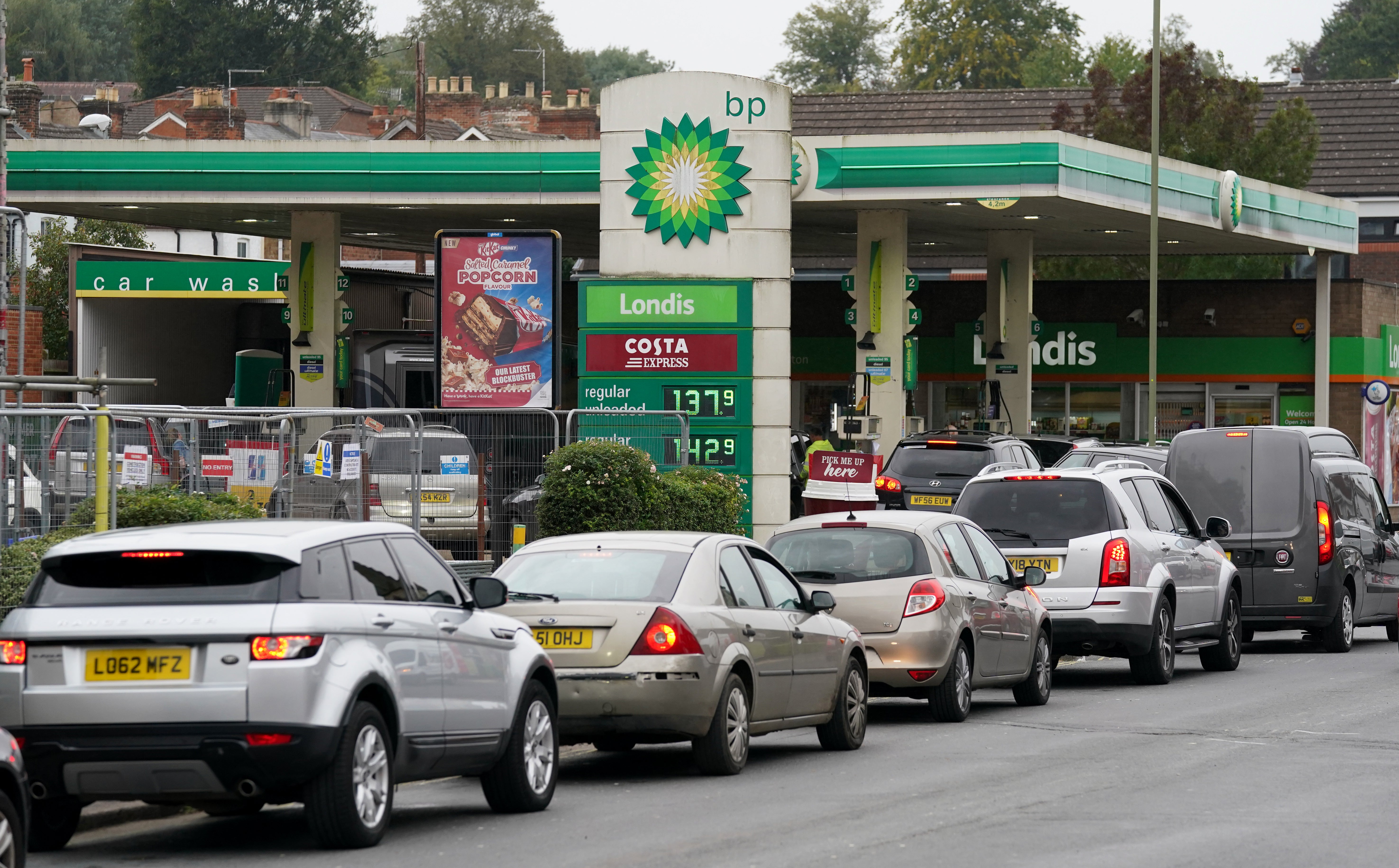 Vehicles queue up outside a BP petrol station in Alton, Hampshire (Andrew Matthews/PA)