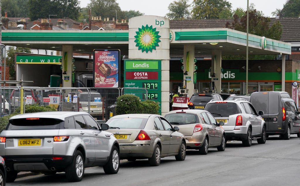 Petrol crisis: Fuel shortages ‘getting worse’ in London and Southeast as queues cause gridlock outside stations