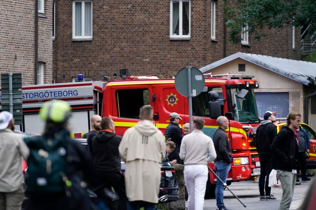 Se ve un camión de bomberos en el área alrededor de un centro de salud que fue acordonado por la policía en Gotemburgo el jueves.