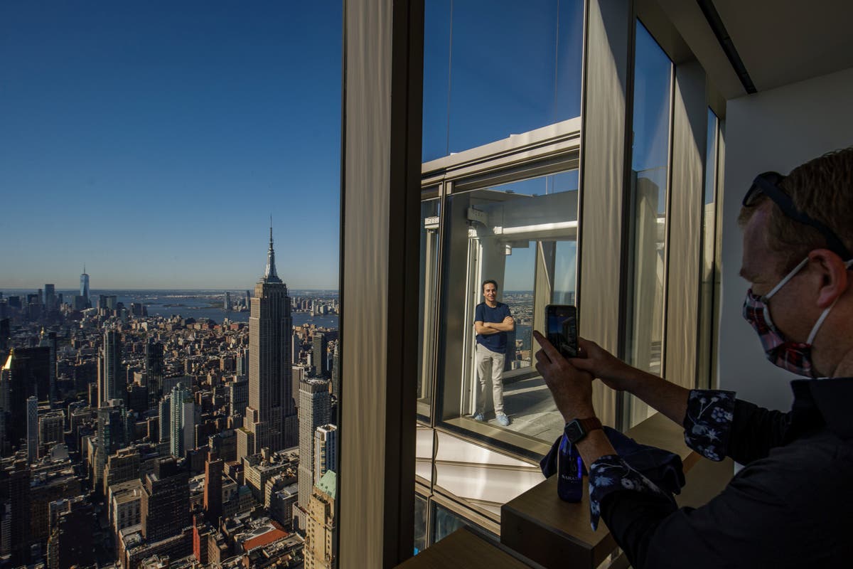 Workers flee 93floor New York skyscraper as building starts shaking