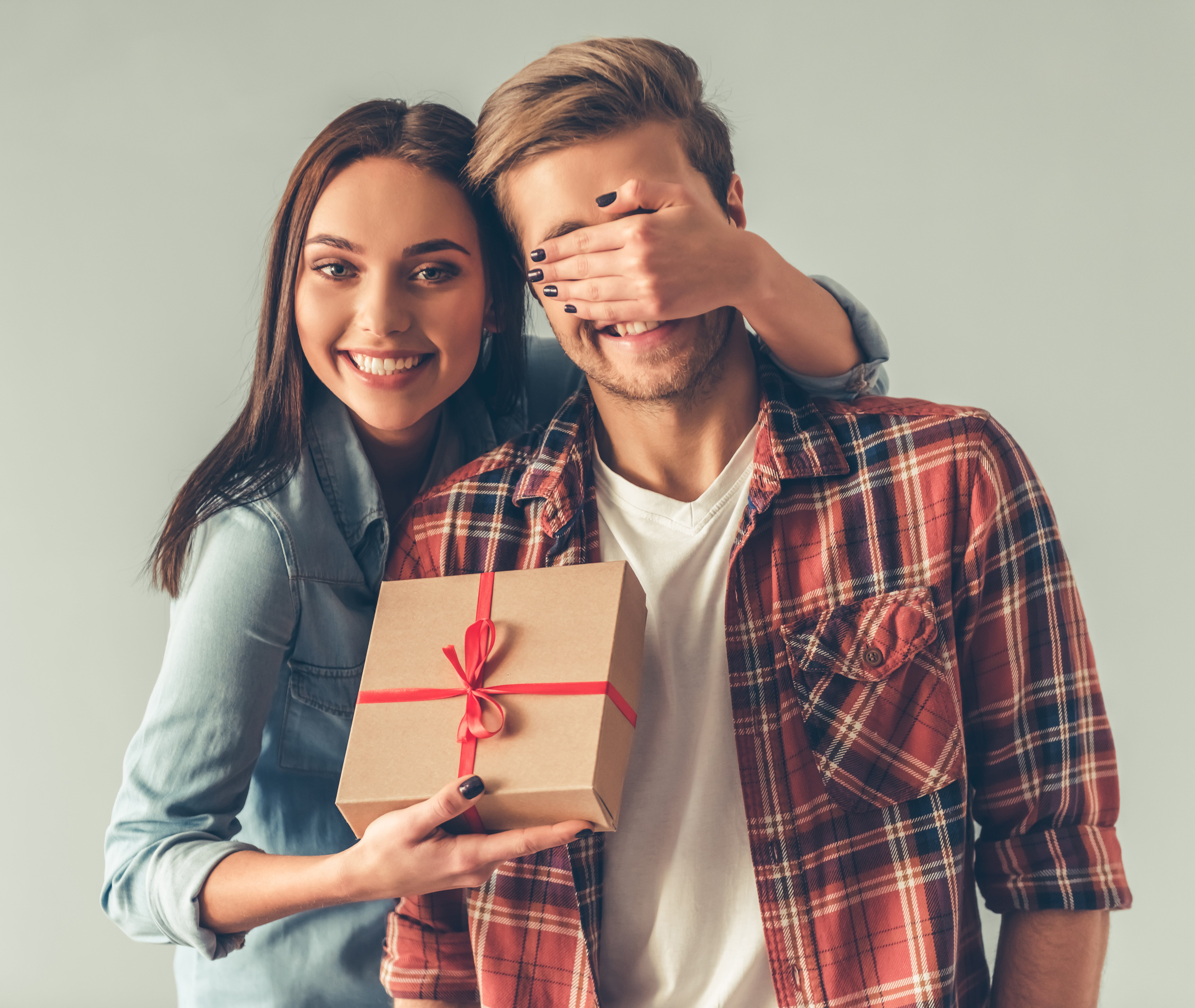 Give gifts to children. I buy her a present. подарок " мужчине". подарка для женщины дружба. что можно дарить на новый год 2023 а что нельзя.