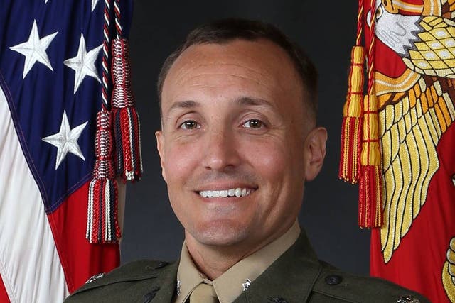 Stuart Scheller en su retrato oficial del Cuerpo de Marines de EE. UU.