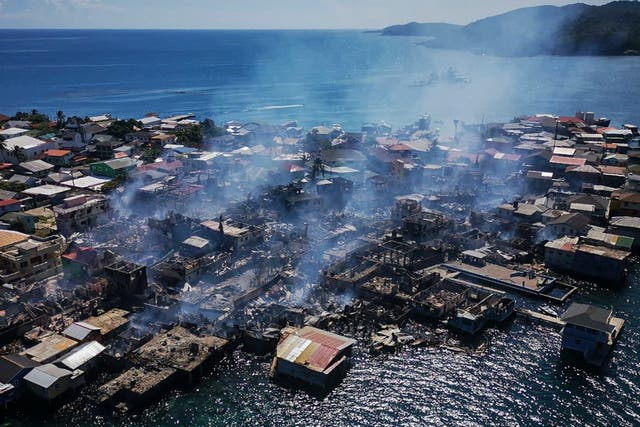 Vista aérea de la isla de Guanaja, en las Islas de la Bahía, Honduras, tras un gran incendio