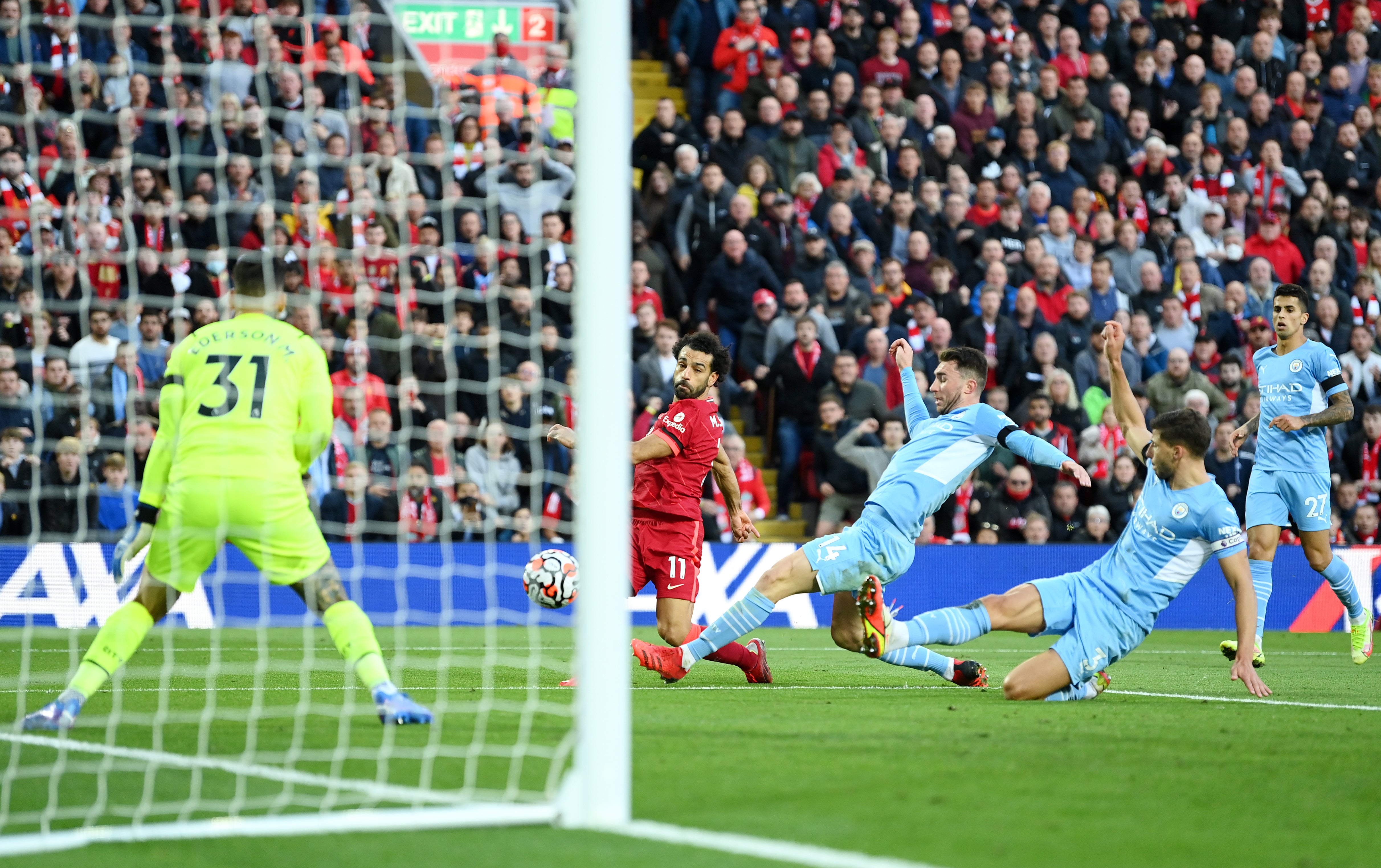 Mohamed Salah fires home Liverpool’s second goal in the draw with Manchester City