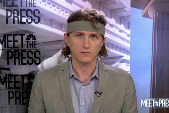 El reportero del Wall Street Journal, Jeff Horwitz, aparece con un traje y una diadema gris a juego en Meet the Press de NBC.