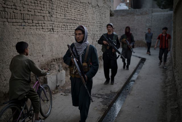 <p>Armed Taliban fighters patrol a neighbourhood in Kabul </p>