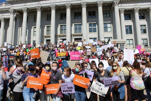 Aproximadamente 1,000 simpatizantes se reunieron en Salt Lake City el sábado 2 de octubre para exigir atención médica reproductiva segura y accesible para todos.