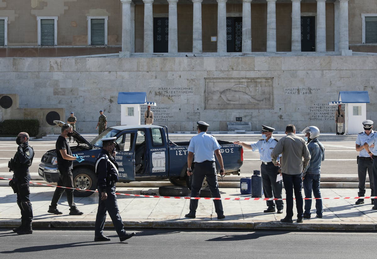Greece: Truck on parliament sidewalk checked for explosives