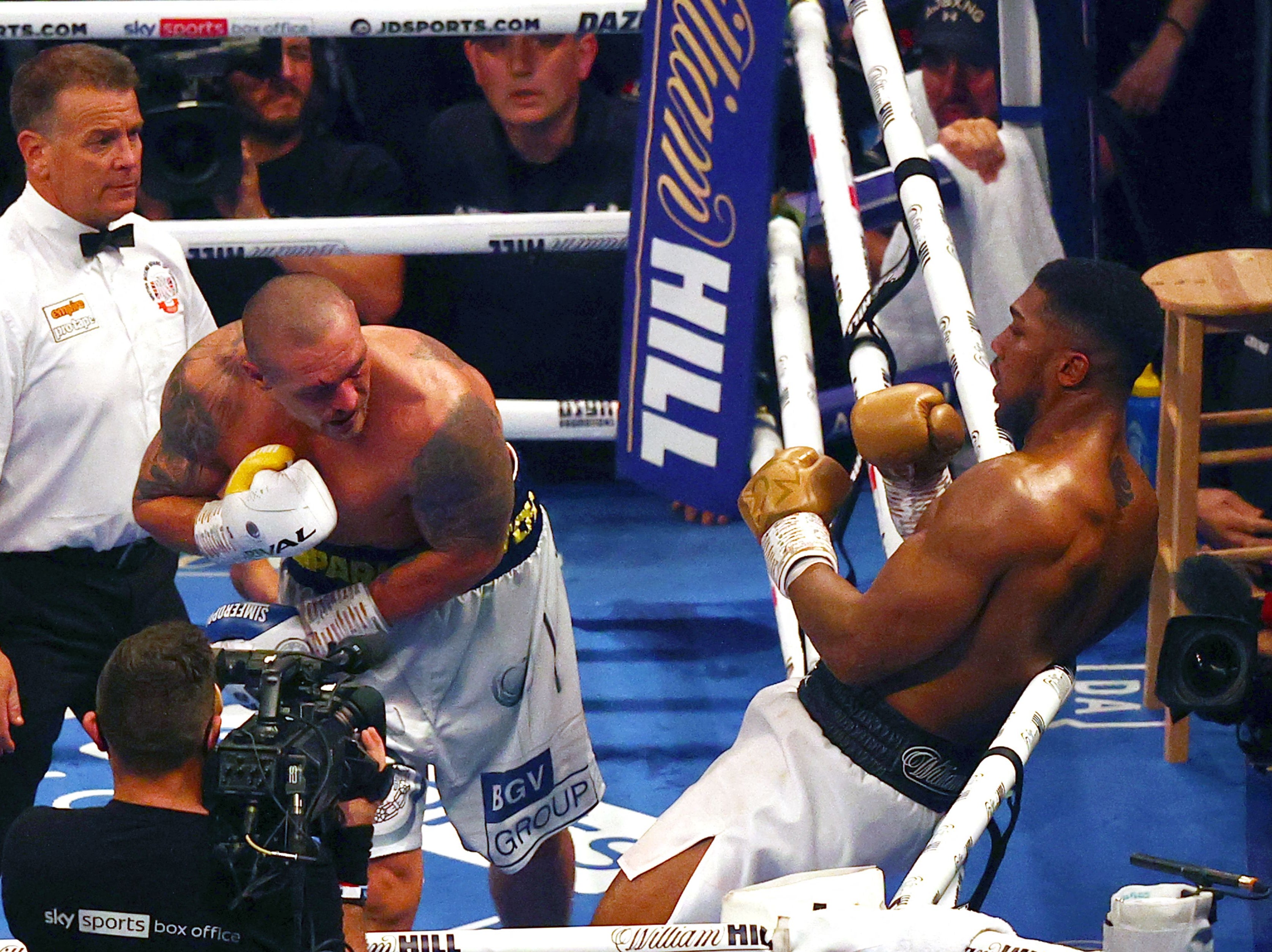 Oleksandr Usyk tries to finish Anthony Joshua in the final round of their fight