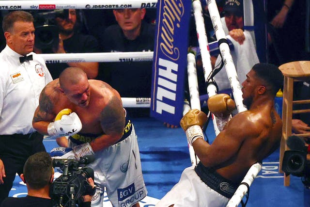 <p>Oleksandr Usyk tries to finish Anthony Joshua in the final round of their fight</p>