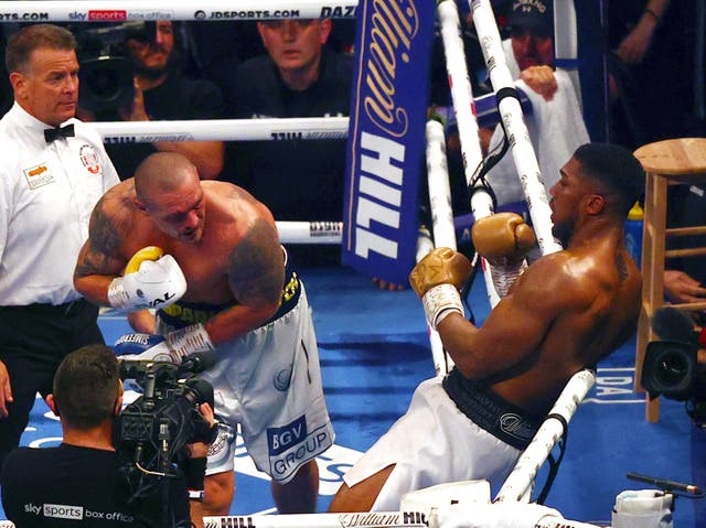 <p>Oleksandr Usyk tries to finish Anthony Joshua in the final round of their fight</p>