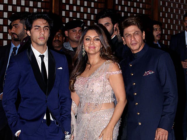 <p>Indian Bollywood actor Shah Rukh Khan (R) poses for a picture with his wife Gauri Khan and son Aryan Khan (L).  </p>