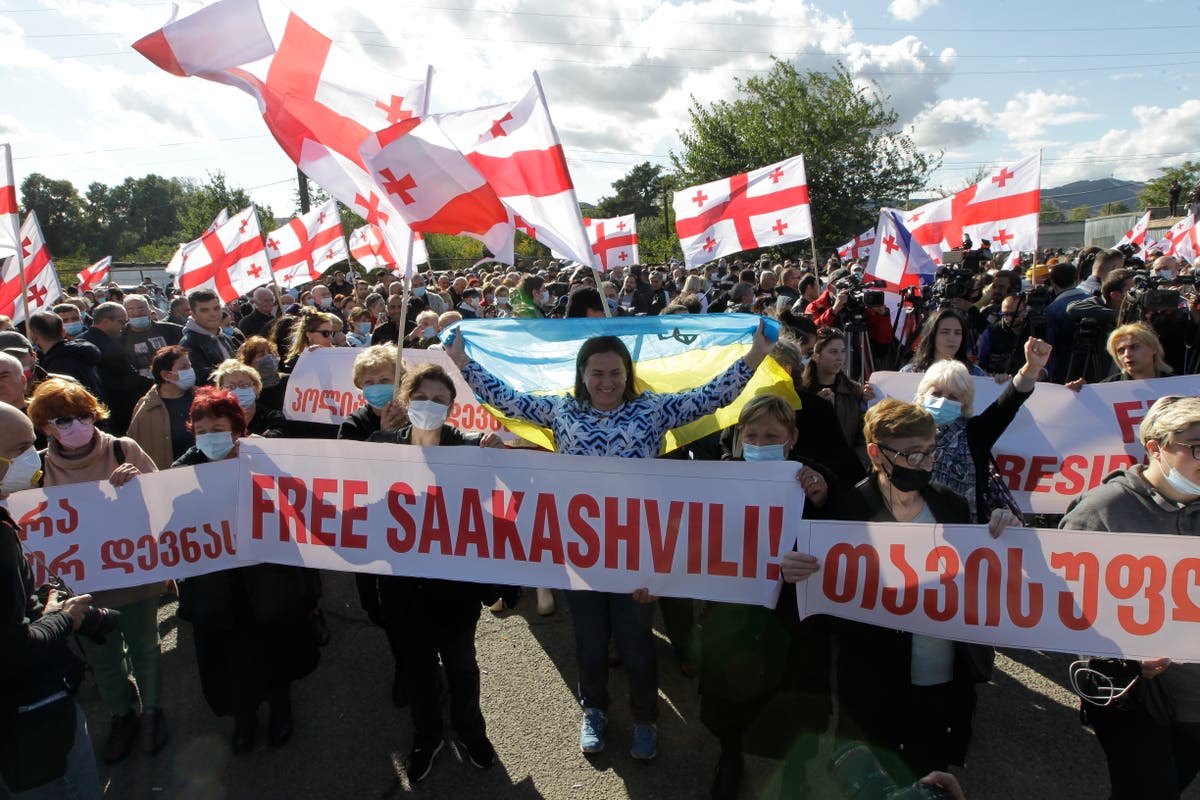 Hundreds rally outside prison for Georgia's former president