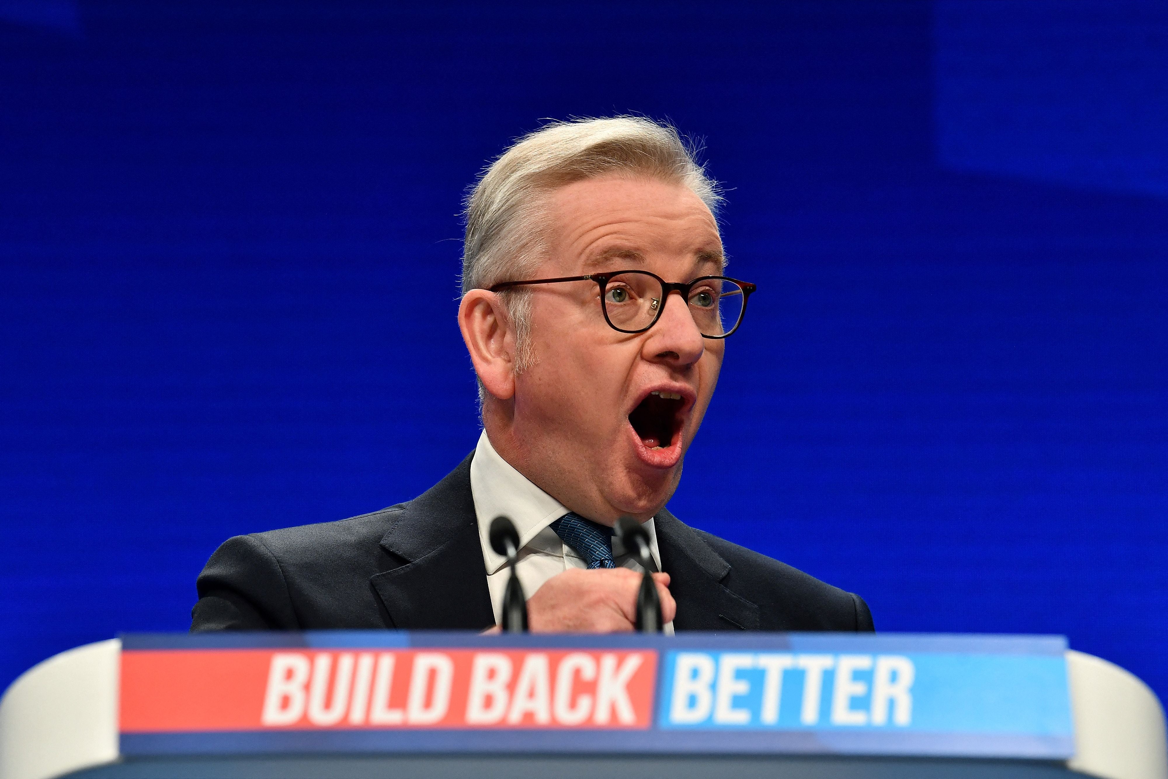 <p>Rayner se negó a disculparse y afirmó que sus palabras eran algo “que se escuchaba muy a menudo en los pueblos populares del norte, que incluso decíamos jovialmente a otras personas”. </p>