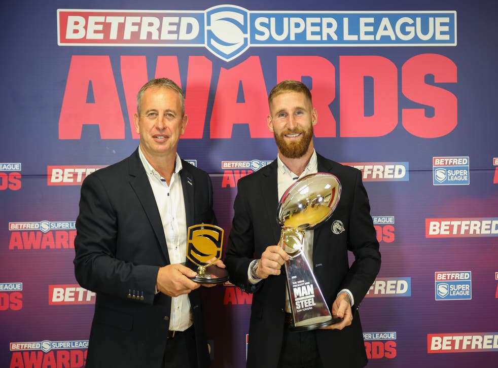 Sam Tomkins, newly crowned Man of Steel, with his Catalans Dragons boss Steve McNamara, the Betfred Super League coach of the year (Super League handout/PA)