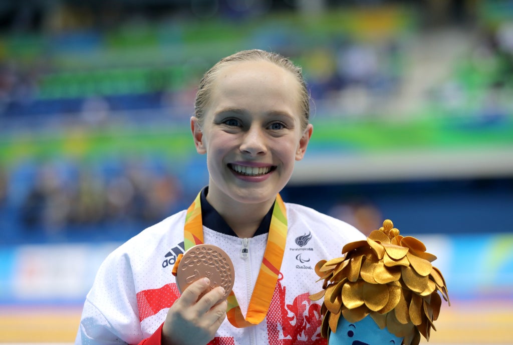 Paralympic champion Ellie Robinson retires from swimming