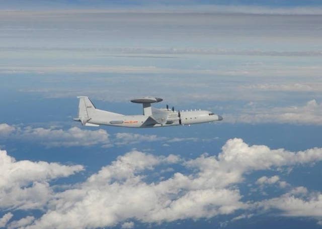 Una foto del folleto facilitada por el Ministerio de Defensa Nacional de Taiwán el 2 de octubre de 2021 muestra un Shaanxi KJ-500 (AEW & C) del EPL chino en el aire, luego de la incursión de diecinueve aviones de combate del EPL chino, incluido un Shaanxi KJ-500 aerotransportado del EPL chino (AEW & C) en el AZID de Taiwán (zona de identificación de defensa aérea) el 2 de octubre de 2021. Según el Ministerio de Defensa Nacional de Taiwán, un total de 38 aviones de combate chinos enviados en dos oleadas fueron avistados en el AZID de la isla autónoma el 2 de octubre. y las incursiones han durado 11 días consecutivos. EPA / MINISTERIO DE TAIWÁN DE FOLLETO NACIONAL DEFE FOLLETO / USO EDITORIAL EN