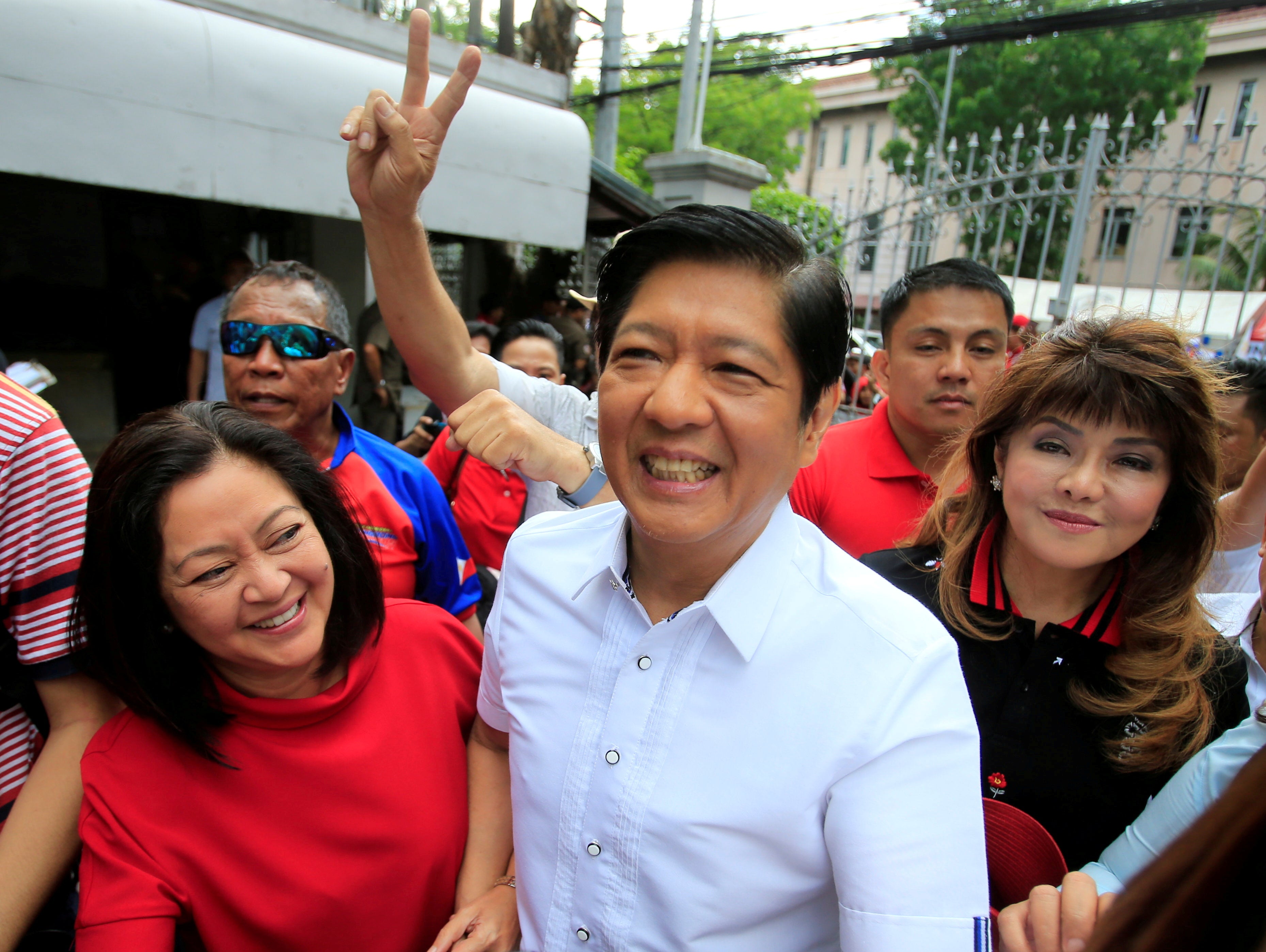 File Ferdinand "Bongbong" Marcos, son of late dictator Ferdinand Marcos, his wife, Louise (L) and his sister Imee (R)
