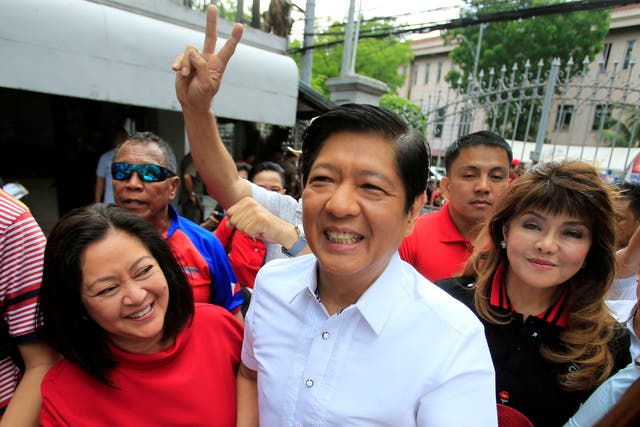 <p>File Ferdinand "Bongbong" Marcos, son of late dictator Ferdinand Marcos, his wife, Louise (L) and his sister Imee (R) </p>