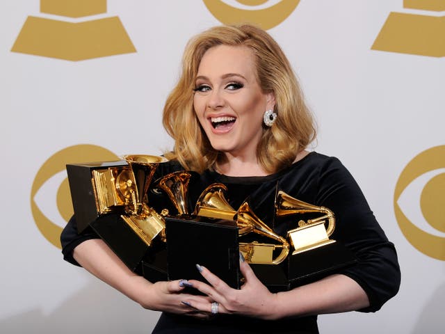 Adele con sus Grammy en los premios 2012