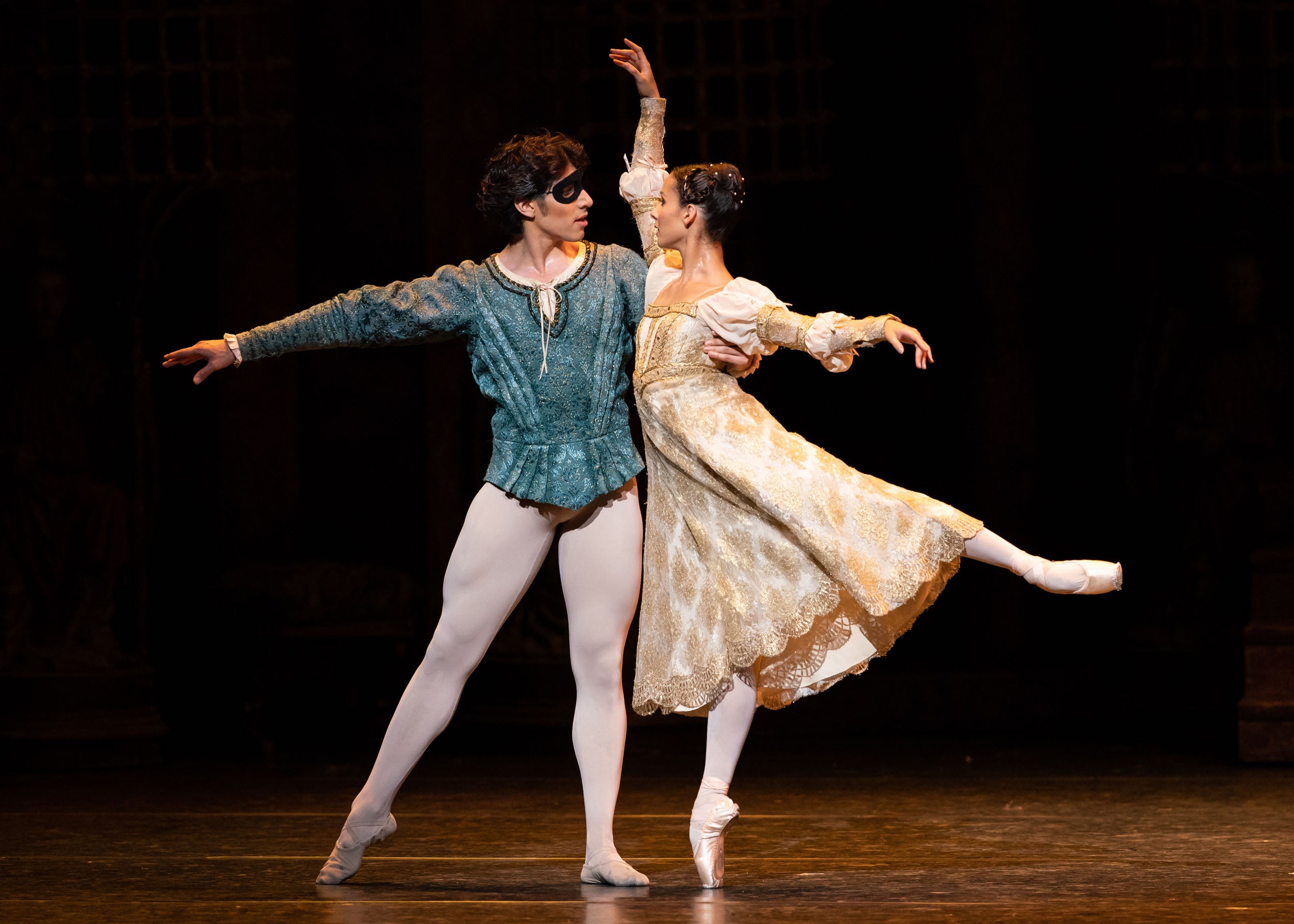 Cesar Corrales and Francesca Hayward as Romeo and Juliet