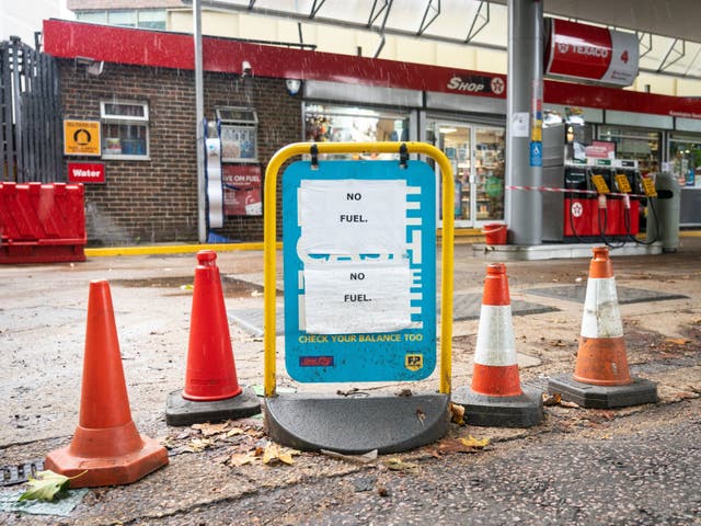 <p>Un cartel de 'no combustible' en una gasolinera Texaco en el centro de Londres. </p>