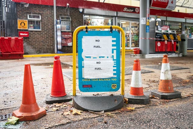 <p>Un cartel de 'no combustible' en una gasolinera Texaco en el centro de Londres. </p>