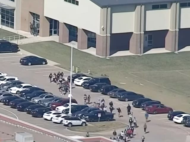 <p>Students leave Texas high school after shooting</p>