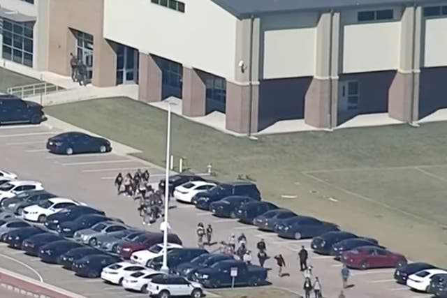<p>Students leave Texas high school after shooting</p>