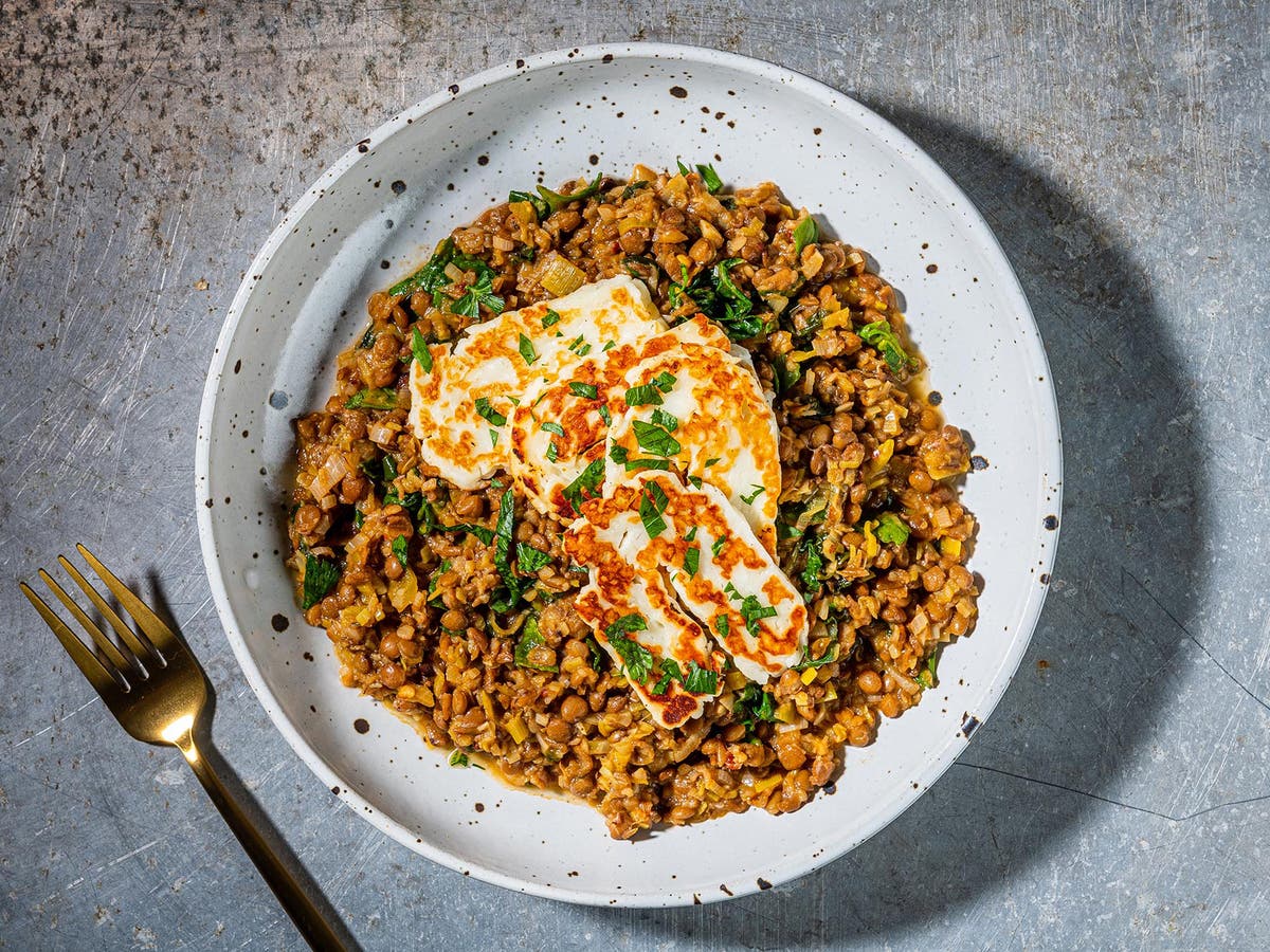 Leeks and lentils with fried halloumi recipe | The Independent