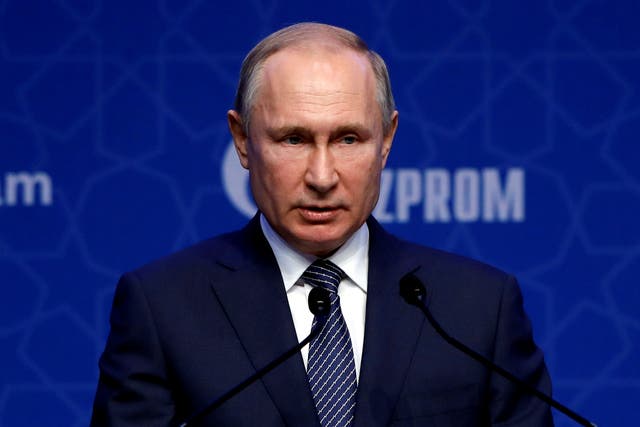 El presidente ruso, Vladimir Putin, asiste a una ceremonia que marca el lanzamiento formal del gasoducto TurkStream que llevará gas natural ruso al sur de Europa a través de Turquía.