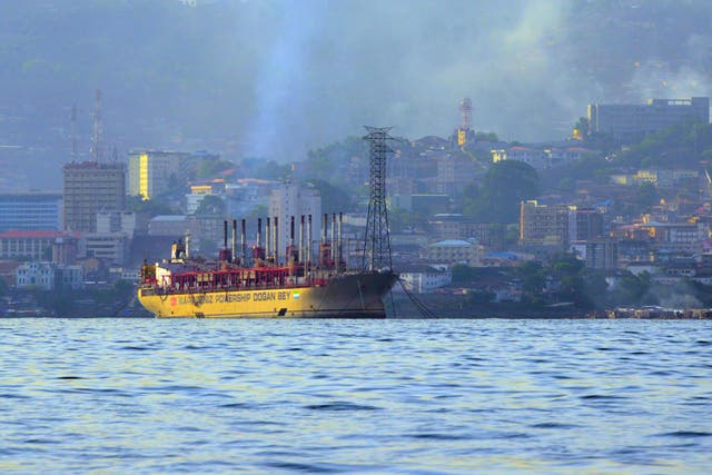 El humo se eleva sobre un puerto en Freetown, la capital de Sierra Leona en África occidental
