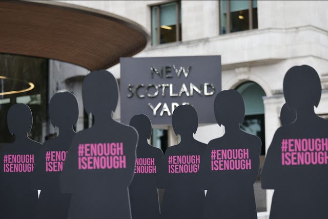 <p>Siluetas recortadas que representan a mujeres se colocan fuera de la sede de la Policía Metropolitana de New Scotland Yard en Londres el 7 de octubre de 2021. </p>
