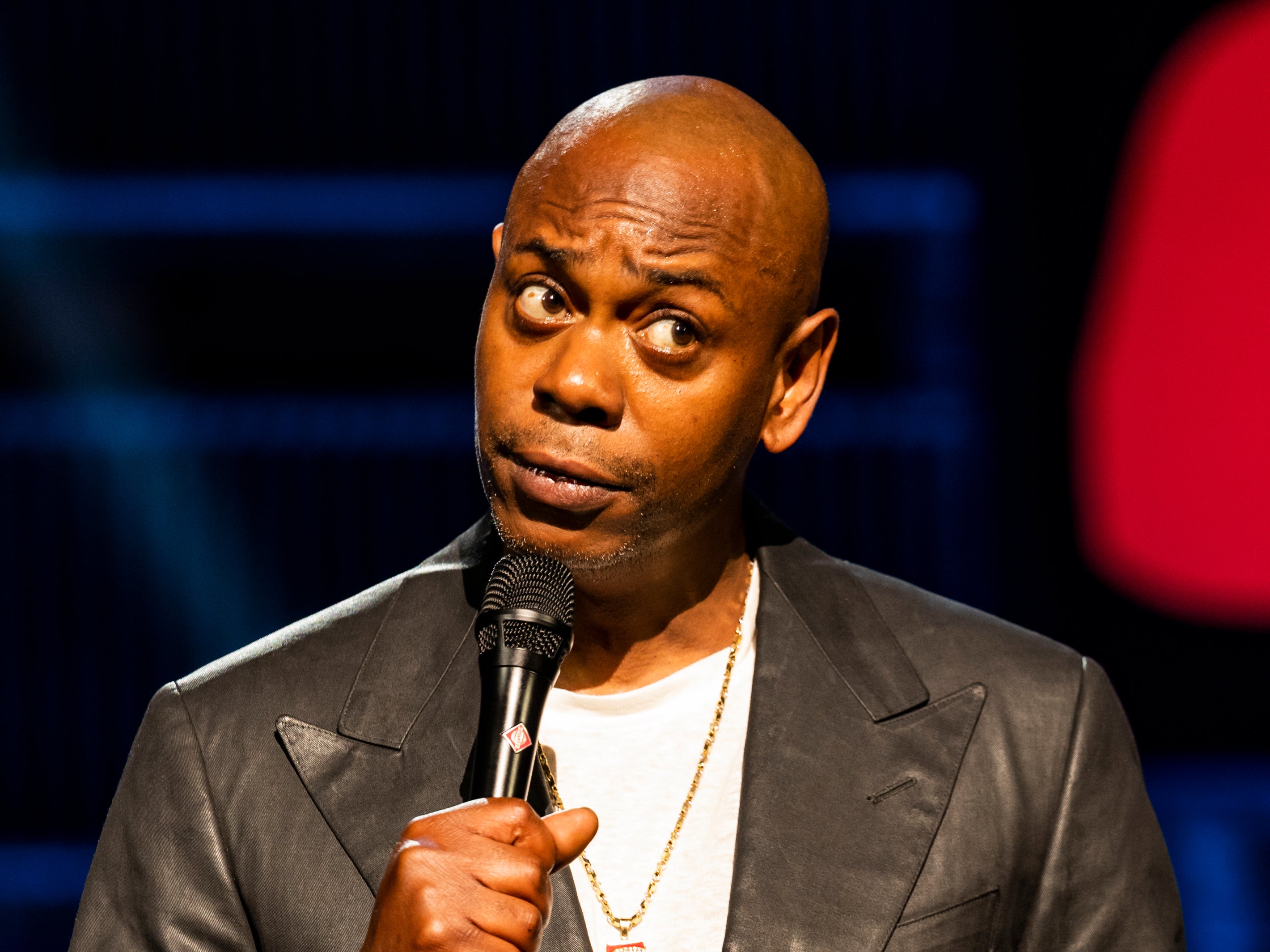 Es hora de sentarse: el último especial de stand-up de Dave Chappelle, 'The Closer', ha provocado indignación entre muchos espectadores de Netflix