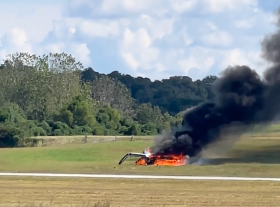 Los restos de un pequeño avión arden sin llama en el aeropuerto DeKalb Peachtree, Georgia