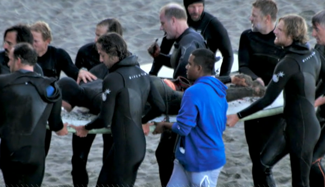 Eric Steinley, de 38 años, es sacado de una playa de California después del gran ataque de un tiburón blanco