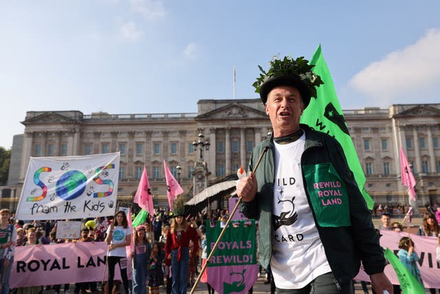 <p>Chris Packham gestures outside Buckingham Palace as school students and parents gather in order to hand over a 100,000-signature petition</p>
