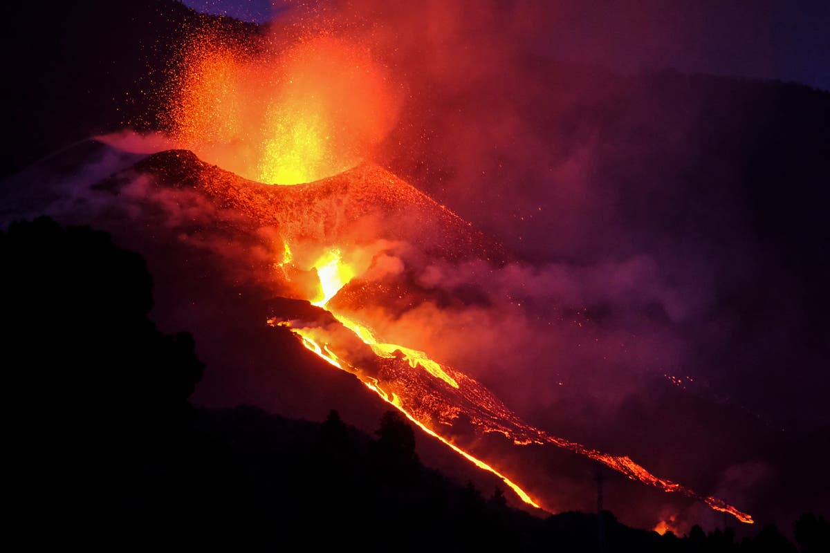 New river of lava threatens even more buildings on La Palma New river of lava threatens even more buildings on La Palma